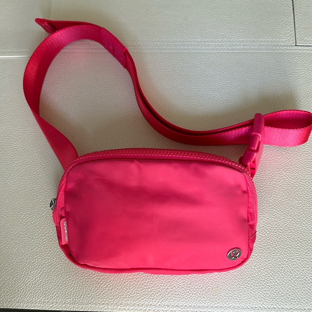 Lululemon Everywhere Belt Bag 1L pink